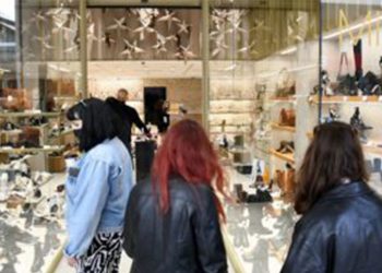 Χριστουγέννα 2021: Το ωράριο λειτουργίας των καταστημάτων – Ποιες Κυριακές είναι ανοιχτά