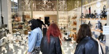 Χριστουγέννα 2021: Το ωράριο λειτουργίας των καταστημάτων – Ποιες Κυριακές είναι ανοιχτά