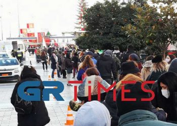 Θεσσαλονίκη: Απίστευτη ουρά στα εμβόλια χωρίς ραντεβού