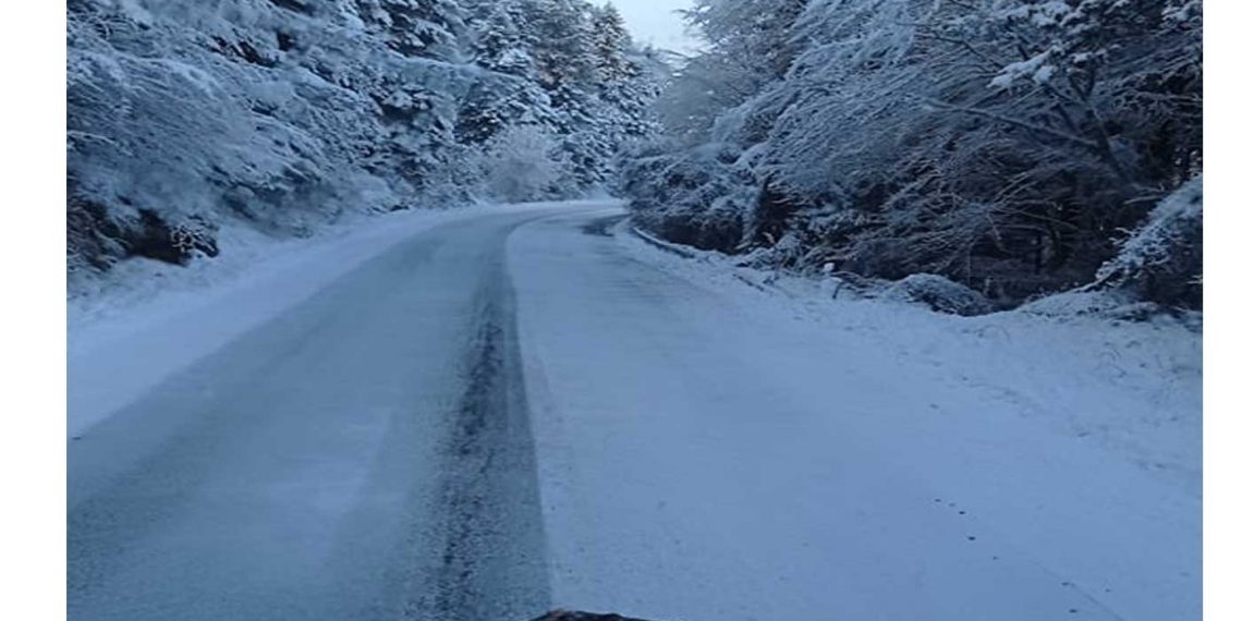Φωτογραφίες από τον αποχιονισμό στο δρόμο Επταχώρι – Πεντάλοφος με πολύ χιόνι!