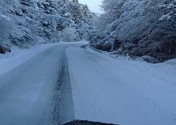 Φωτογραφίες από τον αποχιονισμό στο δρόμο Επταχώρι – Πεντάλοφος με πολύ χιόνι!