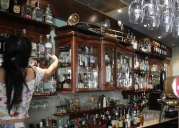 Πώς θα κάνουμε φέτος Χριστούγεννα: Τα μέτρα που ισχύουν για καταστήματα, εστίαση, εκκλησίες και μετακινήσεις