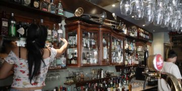 Πώς θα κάνουμε φέτος Χριστούγεννα: Τα μέτρα που ισχύουν για καταστήματα, εστίαση, εκκλησίες και μετακινήσεις