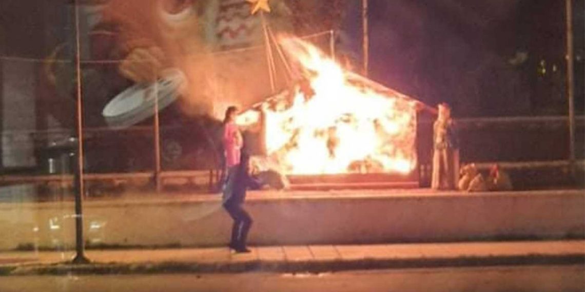 Πήρε φωτιά η φάτνη στο Αμύνταιο! ΦΩΤΟΓΡΑΦΙΕΣ