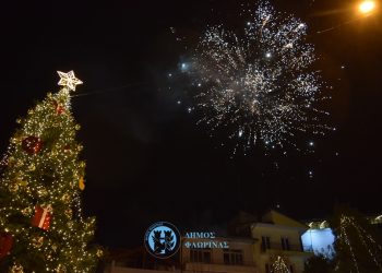 Φωταγωγήθηκε το Χριστουγεννιάτικο Δέντρο της Φλώρινας