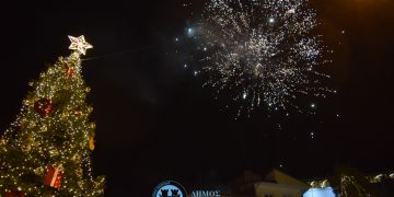 Φωταγωγήθηκε το Χριστουγεννιάτικο Δέντρο της Φλώρινας