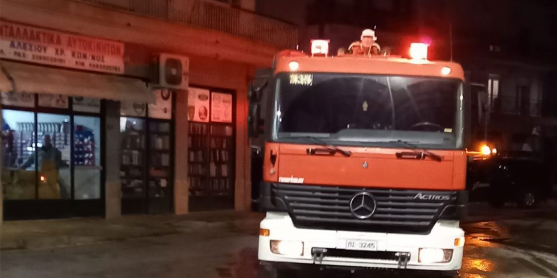 Φλώρινα: Ολοσχερώς καταστράφηκε από φωτιά σκεπή σε τριώροφη πολυκατοικία (βίντεο)