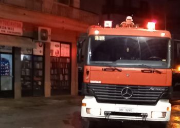 Φλώρινα: Ολοσχερώς καταστράφηκε από φωτιά σκεπή σε τριώροφη πολυκατοικία (βίντεο)