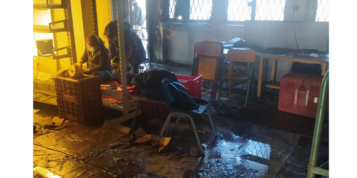 Αύριο αναμένεται το πόρισμα της πυροσβεστικής για τη φωτιά στο Γυμνάσιο Λύκειο Βελβεντού – Δείτε Φωτογραφίες από το χώρο που κάηκε