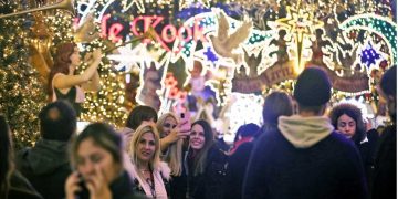 Χριστουγεννιάτικος «μποναμάς» έως 900 ευρώ για τα ευάλωτα νοικοκυριά -Πώς υπολογίζεται, ποιοι θα το λάβουν