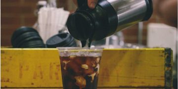 Δέκα λεπτά ακριβότερος ο καφές σε πλαστικό ποτήρι από την Πρωτοχρονιά