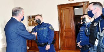 Θεσσαλονίκη: Τα εύσημα στους τέσσερις αστυνομικούς που απέτρεψαν γυναικοκτονία από τον Υφ. Εσωτερικών