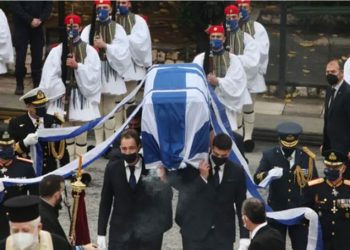 Πάνδημο αντίο στον Κάρολο Παπούλια