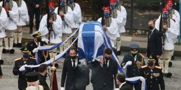 Πάνδημο αντίο στον Κάρολο Παπούλια