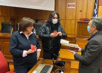 Κερνώντας γλυκά εμφανίστηκε στις δια ζώσεις συνεδριάσεις του περιφερειακού συμβουλίου ο εμβολιασμένος πλέον Γιώργος Κασαπίδης