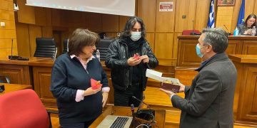 Κερνώντας γλυκά εμφανίστηκε στις δια ζώσεις συνεδριάσεις του περιφερειακού συμβουλίου ο εμβολιασμένος πλέον Γιώργος Κασαπίδης