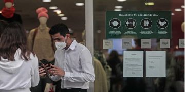 Μετάλλαξη Όμικρον: Τεστ σε όλους για να προλάβουμε τη μετάδοση – Μέσα στην εβδομάδα ανακοινώσεις