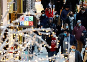 «Omicron»: Άμυνα σε 2 φάσεις -Σήμερα τα «εορταστικά» μέτρα, στις 28 Δεκεμβρίου οι περιορισμοί για το 2022