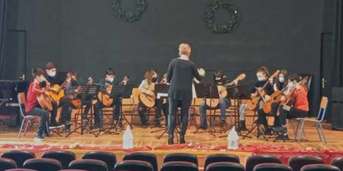 Ένα υπέροχο βίντεο με υποσύνολο κιθάρων από το Μουσικό Σχολείο Πτολεμαΐδας