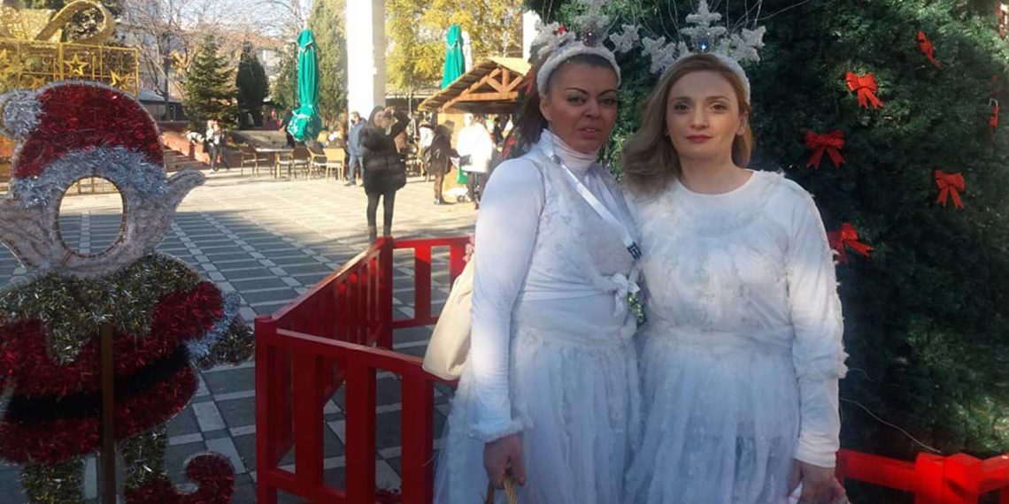 Παραμονή Χριστουγέννων στην Πτολεμαΐδα με την εορταστική νότα των …ΧΙΟΝΟΝΙΦΑΔΩΝ! (της Κούλας Πουλασιχίδου)