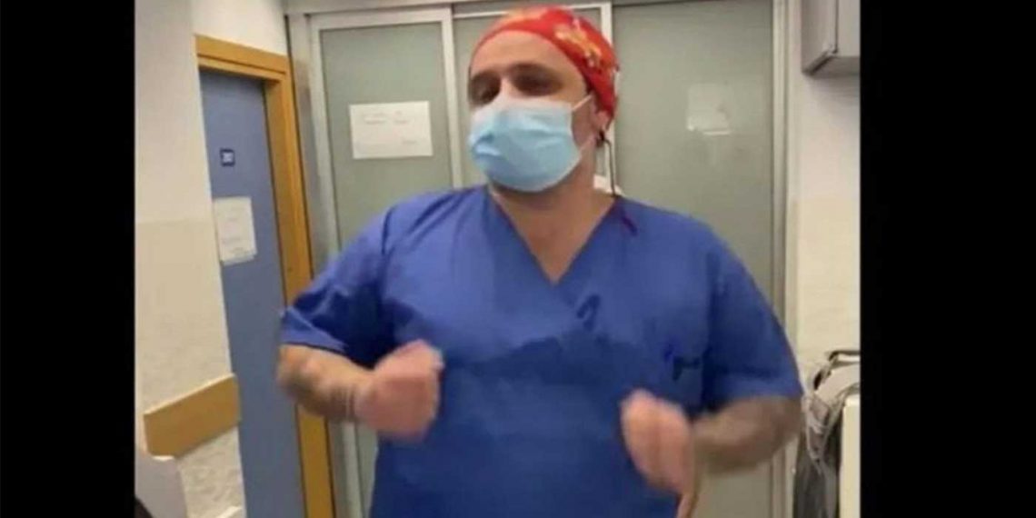 Ο προϊστάμενος της ΜΕΘ που χορεύει για να φτιάξει το κέφι των ασθενών