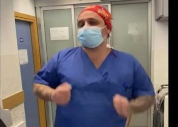 Ο προϊστάμενος της ΜΕΘ που χορεύει για να φτιάξει το κέφι των ασθενών