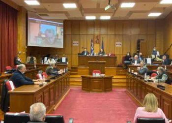 Στην αίθουσα και όχι στις μαύρες οθόνες (του Ζήση Πιτσιάβα)