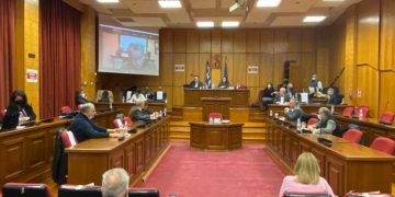 Στην αίθουσα και όχι στις μαύρες οθόνες (του Ζήση Πιτσιάβα)