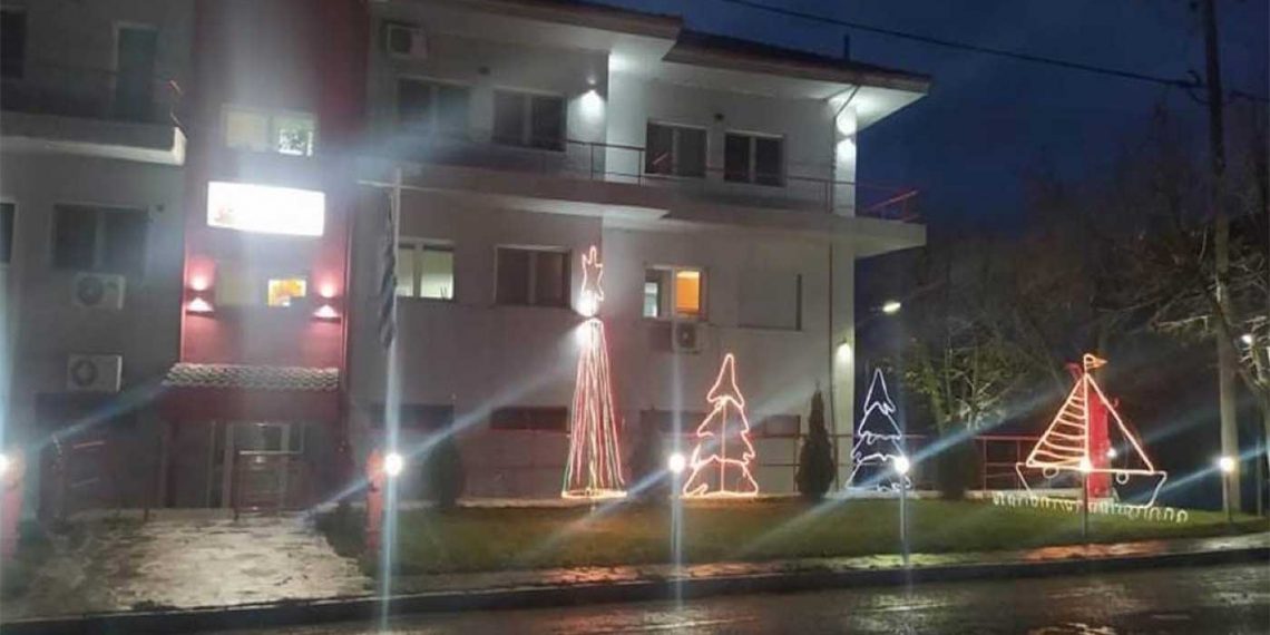 H Πυροσβεστική Υπηρεσία Πτολεμαΐδας “φόρεσε” τα γιορτινά της!