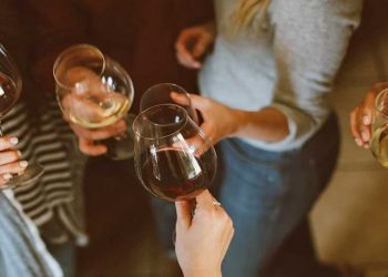 Έκτακτο σχέδιο για τις γιορτές: Ρεβεγιόν με rapid test, μαζική ιχνηλάτηση και σαφάρι ελέγχων