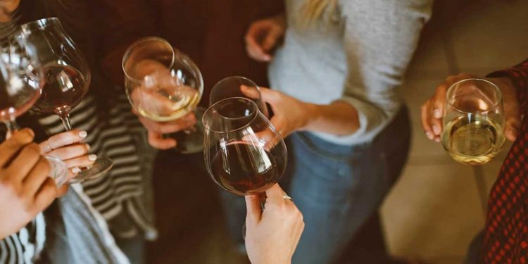 Έκτακτο σχέδιο για τις γιορτές: Ρεβεγιόν με rapid test, μαζική ιχνηλάτηση και σαφάρι ελέγχων