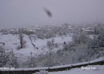 Η χιονισμένη Σαμαρίνα προσφέρει πανέμορφες εικόνες