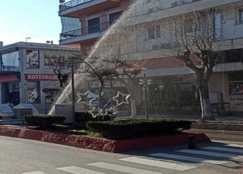 “Συντριβάνι” ύψους πολλών μέτρων από αγωγό νερού που έσπασε λόγω παγετού – Αποκαταστάθηκε από συνεργείο της ΔΕΥΑΕ (βίντεο-φώτο)