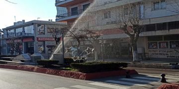 “Συντριβάνι” ύψους πολλών μέτρων από αγωγό νερού που έσπασε λόγω παγετού – Αποκαταστάθηκε από συνεργείο της ΔΕΥΑΕ (βίντεο-φώτο)