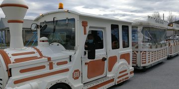 Υπ’ ατμόν το τουριστικό τρενάκι της Καστοριάς