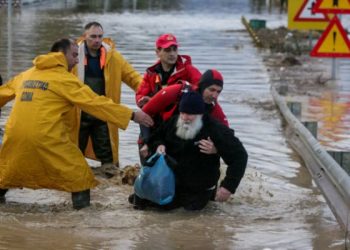 Κακοκαιρία – Σκοτίνα Πιερίας – Ρέμα παρέσυρε αυτοκίνητο – Ανασύρθηκε σορός γυναίκας – Σε κλοιό κακοκαιρίας η χώρα