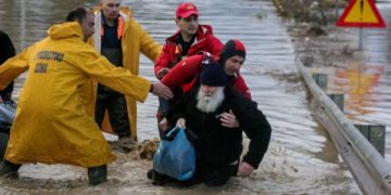 Κακοκαιρία – Σκοτίνα Πιερίας – Ρέμα παρέσυρε αυτοκίνητο – Ανασύρθηκε σορός γυναίκας – Σε κλοιό κακοκαιρίας η χώρα
