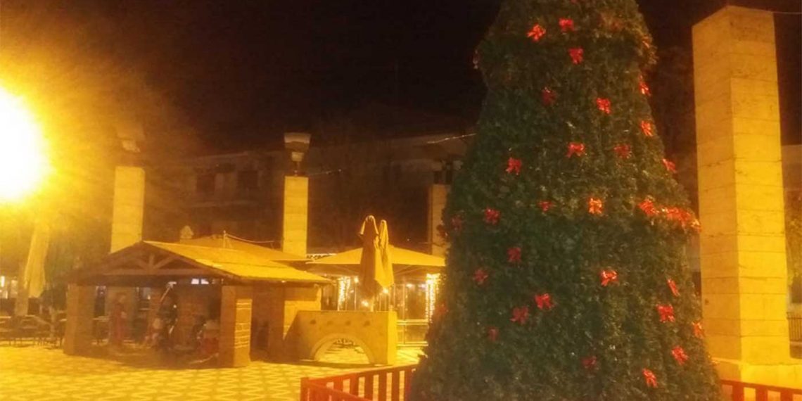 Στα γιορτινά της “ντύθηκε” η Κεντρική Πλατεία της Πτολεμαΐδας, με την τοποθέτηση  της μεγάλης ΦΑΤΝΗΣ και του ΧΡΙΣΤΟΥΓΕΝΝΙΑΤΙΚΟΥ ΔΕΝΤΡΟΥ! (της Κούλας Πουλασιχίδου)