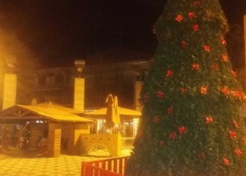 Στα γιορτινά της “ντύθηκε” η Κεντρική Πλατεία της Πτολεμαΐδας, με την τοποθέτηση  της μεγάλης ΦΑΤΝΗΣ και του ΧΡΙΣΤΟΥΓΕΝΝΙΑΤΙΚΟΥ ΔΕΝΤΡΟΥ! (της Κούλας Πουλασιχίδου)