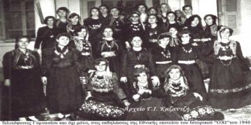 Τελειόφοιτες του Γυμνασίου Πτολεμαΐδος, με παραδοσιακές ενδυμασίες, το 1966– Από τη στήλη του κ. Γ. Καζαντζή στον Παλμό 24/02/2021