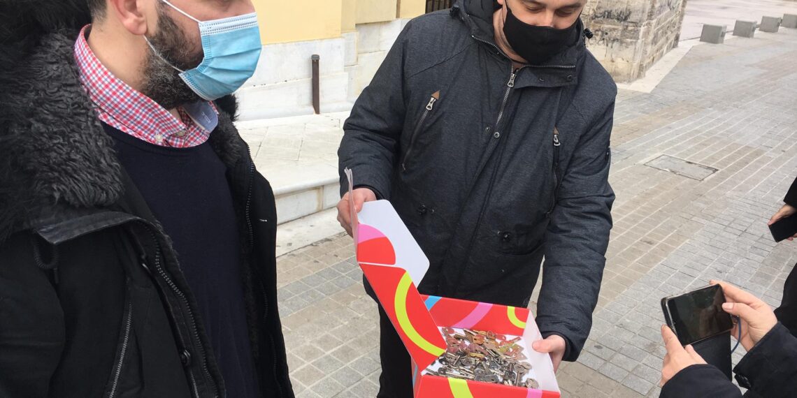 Η εστίαση της  Κοζάνης παρέδωσε τα κλειδιά των επιχειρήσεων στο δημαρχείο και εκπέμπει SOS: “Τα μισά μαγαζιά της πόλης δεν έχουν ρεύμα” (video)