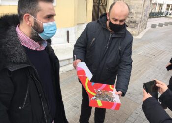 Η εστίαση της  Κοζάνης παρέδωσε τα κλειδιά των επιχειρήσεων στο δημαρχείο και εκπέμπει SOS: “Τα μισά μαγαζιά της πόλης δεν έχουν ρεύμα” (video)