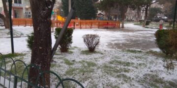 Ώρα 08:15: Άρχισε να το στρώνει το χιόνι στην Πτολεμαΐδα (φωτό)