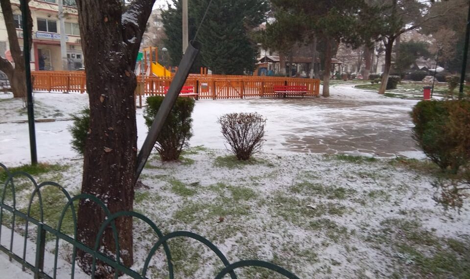 Ώρα 08:15: Άρχισε να το στρώνει το χιόνι στην Πτολεμαΐδα (φωτό)