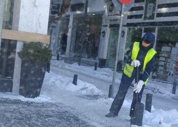 Η κατάσταση στους κεντρικούς δρόμους της Κοζάνης τώρα- Με φτυάρια ανά χείρας τα συνεργεία του δήμου και καταστηματάρχες