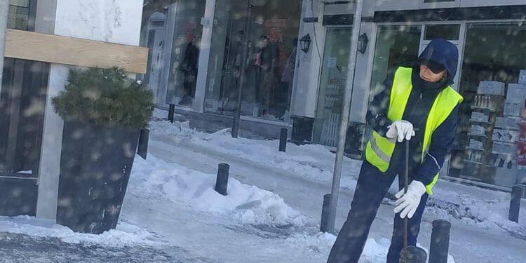 Η κατάσταση στους κεντρικούς δρόμους της Κοζάνης τώρα- Με φτυάρια ανά χείρας τα συνεργεία του δήμου και καταστηματάρχες