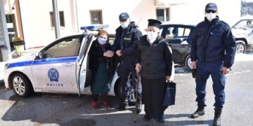 Αστυνομικοί του Αστυνομικού Τμήματος Γρεβενών και του Τμήματος Τροχαίας Φλώρινας παρείχαν συνδρομή σε πολίτες, ώστε να μεταβούν με ασφάλεια σε εμβολιαστικά κέντρα
