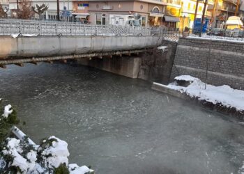 Πάγωσε ο ποταμός Γρεβενίτης στα Γρεβενά