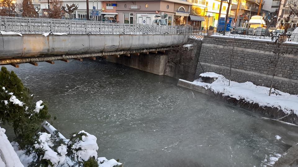 Πάγωσε ο ποταμός Γρεβενίτης στα Γρεβενά
