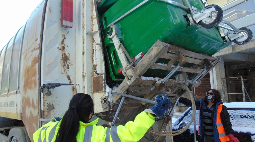 Δήμος Γρεβενών: Στο καθήκον οι εργαζόμενοι της Υπηρεσίας Καθαριότητας-Κανονικά η αποκομιδή των απορριμμάτων παρά τα χιόνια και το ψύχος